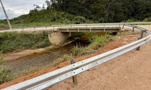 Pontes de São João Batista ganham proteção com instalação de guard rails