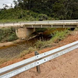 Pontes de São João Batista ganham proteção com instalação de guard rails