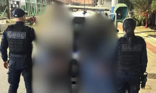 Casal de 19 anos é preso com cocaína, crack e maconha após serem abordados na praia