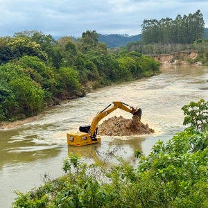 Com El Niño no horizonte, São João Batista mobiliza maquinário pesado para desassorear o Rio Tijucas