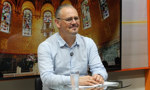 Padre Elizandro Scarsi conduz inspirador momento de fé e bênção nesta quinta-feira, 27 de agosto