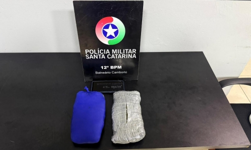 Suspeito joga droga pela janela ao ver policiais e acaba preso por tráfico