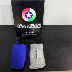 Suspeito joga droga pela janela ao ver policiais e acaba preso por tráfico