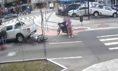 Passageiro de moto por aplicativo morre após colisão com caminhão