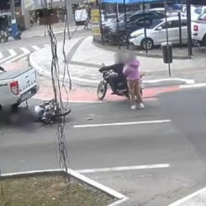 Passageiro de moto por aplicativo morre após colisão com caminhão