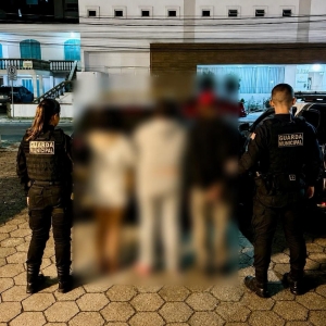 Suspeitos de furtos em supermercados são flagrados com carro roubado durante patrulha