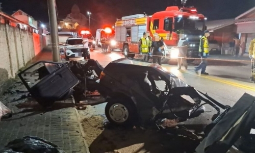 Colisão com poste mata um e deixa dois feridos durante a madrugada