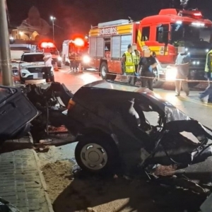 Colisão com poste mata um e deixa dois feridos durante a madrugada