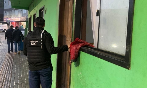 Suspeita de tráfico é presa após um de seus clientes ser flagrado com quantia de crack