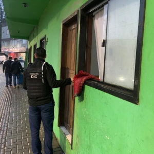 Suspeita de tráfico é presa após um de seus clientes ser flagrado com quantia de crack
