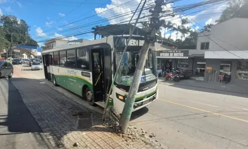 Motorista tenta evitar colisão e manobra termina em batida contra poste e apagão