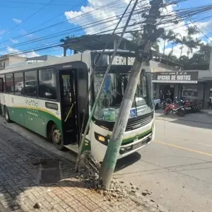 Motorista tenta evitar colisão e manobra termina em batida contra poste e apagão