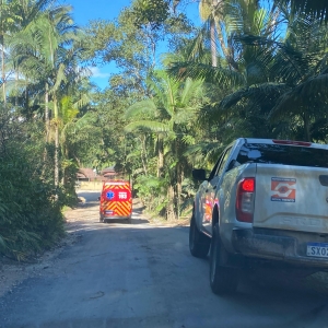 REPARO PERIGOSO ⚠️ | Homem sofre queda de telhado ao fazer conserto e fica ferido
