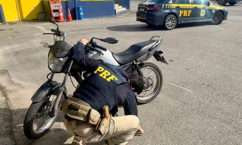 Abordagem de rotina na BR-101 termina com moto recuperada e condutor preso