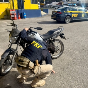 Abordagem de rotina na BR-101 termina com moto recuperada e condutor preso