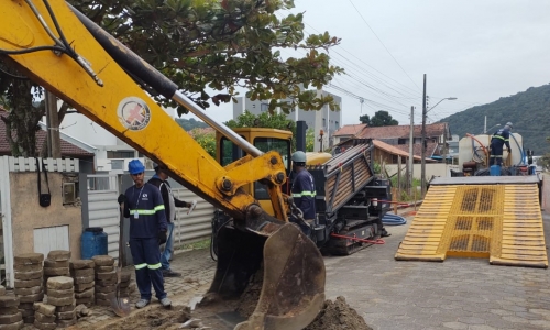 Sistema de esgoto avança em Bombinhas com obras simultâneas em múltiplas ruas