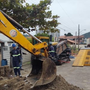 Sistema de esgoto avança em Bombinhas com obras simultâneas em múltiplas ruas