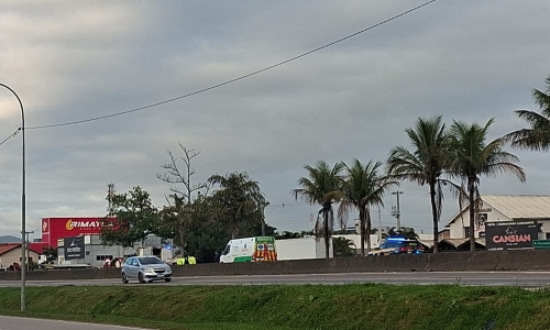 Pedestre morre atropelado na BR-101 em Tijucas e motorista foge