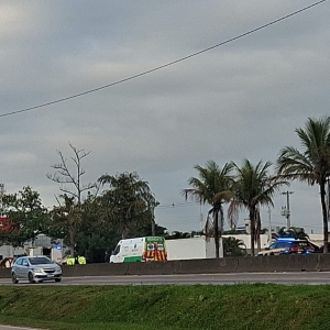 Pedestre morre atropelado na BR-101 em Tijucas e motorista foge