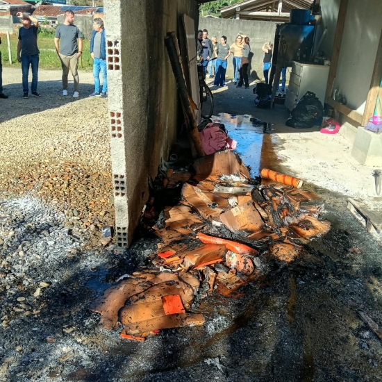 CONFIRA ▶️ | Princípio de incêndio é controlado por funcionários antes da chegada dos bombeiros