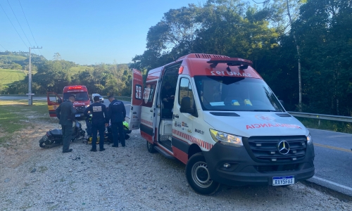 ASSISTA ▶️ | Motociclista fica gravemente ferido após sair da pista na SC-108