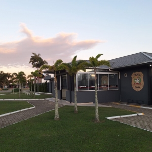 Jovem de 21 anos é preso por agredir mulher com madeira e gerar fraturas nos ossos do braço e costelas