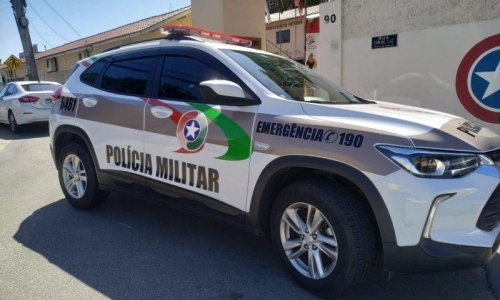 Flagrado pelas vítimas, homem é detido por fazer gestos obscenos e filmagens indevidas