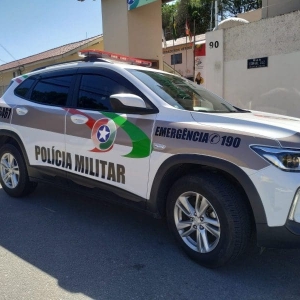 Flagrado pelas vítimas, homem é detido por fazer gestos obscenos e filmagens indevidas