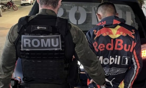 Pai agride filho de seis anos na rua e acaba preso; popular tentou ajudar mas também foi atacado