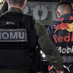 Pai agride filho de seis anos na rua e acaba preso; popular tentou ajudar mas também foi atacado