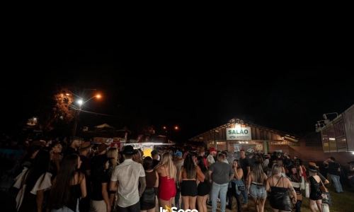 Sexta-feira do Rodeio de Canelinha traz quatro atrações musicais e provas de laço em duplas