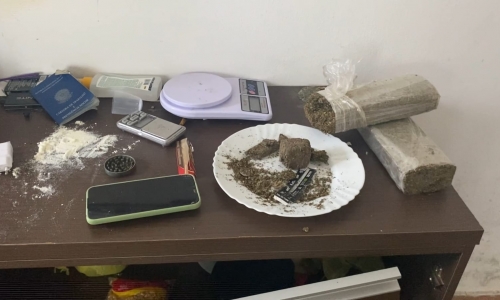 Denúncias da comunidade levam à apreensão de mais de 1 kg de drogas