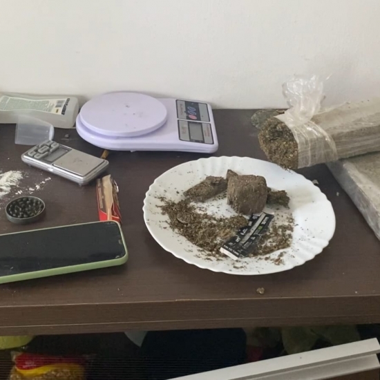 Denúncias da comunidade levam à apreensão de mais de 1 kg de drogas
