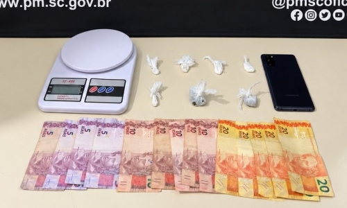 Flagrante em Porto Belo expõe ponto de venda de drogas no interior de residência