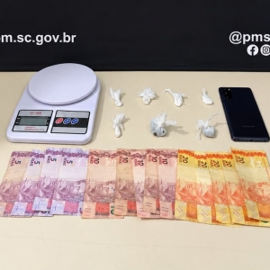 Flagrante em Porto Belo expõe ponto de venda de drogas no interior de residência