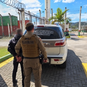 DEU GRAU, SE DEU MAL 🏍️ | Motociclista é detido após empinar moto e ter mandado de prisão descoberto