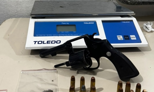 Drogas e arma sem registro são apreendidas após operação policial em estabelecimento comercial