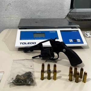 Drogas e arma sem registro são apreendidas após operação policial em estabelecimento comercial