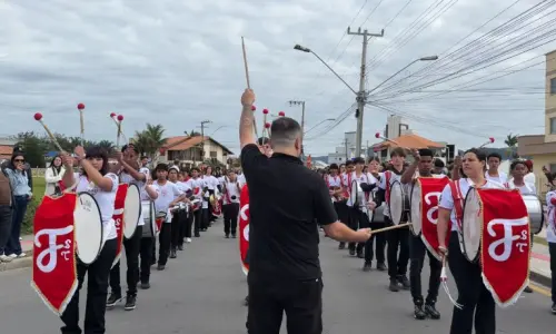 TRADIÇÃO ▶️ | Fanfarras ditam o ritmo durante desfile