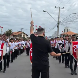 TRADIÇÃO ▶️ | Fanfarras ditam o ritmo durante desfile