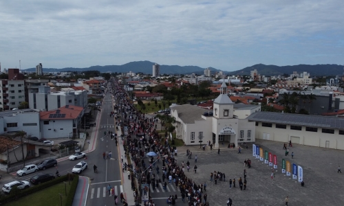 204 ANOS DE INDEPENDÊNCIA | Desfile de 7 de Setembro reúne multidão no Centro de Tijucas depois de 6 anos sem comemoração