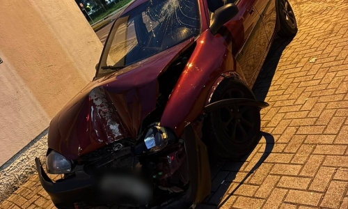 Carro perde controle e bate em poste em Tijucas; ocupantes estariam bêbados