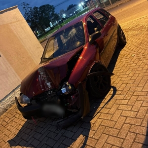 Carro perde controle e bate em poste em Tijucas; ocupantes estariam bêbados