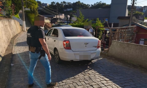 Denúncia envolvendo esquema de entrega de drogas por veículo termina em prisão