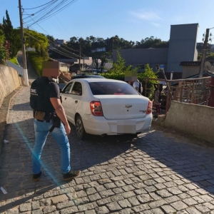 Denúncia envolvendo esquema de entrega de drogas por veículo termina em prisão