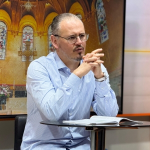 Padre Elizandro Scarsi conduz inspirador momento de fé e bênção nesta quarta-feira, 09 de setembro