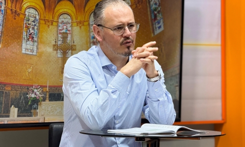 Padre Elizandro Scarsi conduz inspirador momento de fé e bênção nesta quarta-feira, 09 de setembro