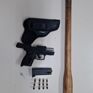 Pistola carregada é apreendida durante abordagem; histórico de ameaça do suspeito foi revelado