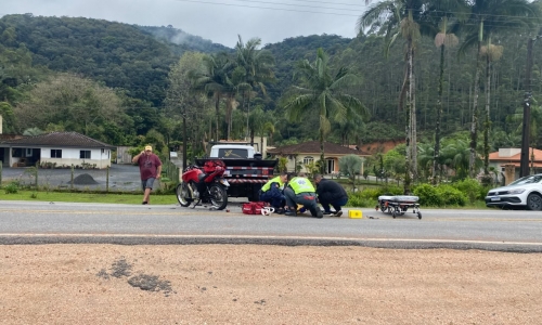 Acidente na SC-108 deixa jovem ferido após colisão com caminhão guincho