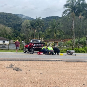 Acidente na SC-108 deixa jovem ferido após colisão com caminhão guincho